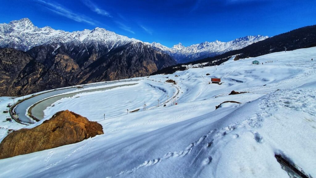 Skiing in India: Top 7 Destinations (Best Months To Ski & Price)