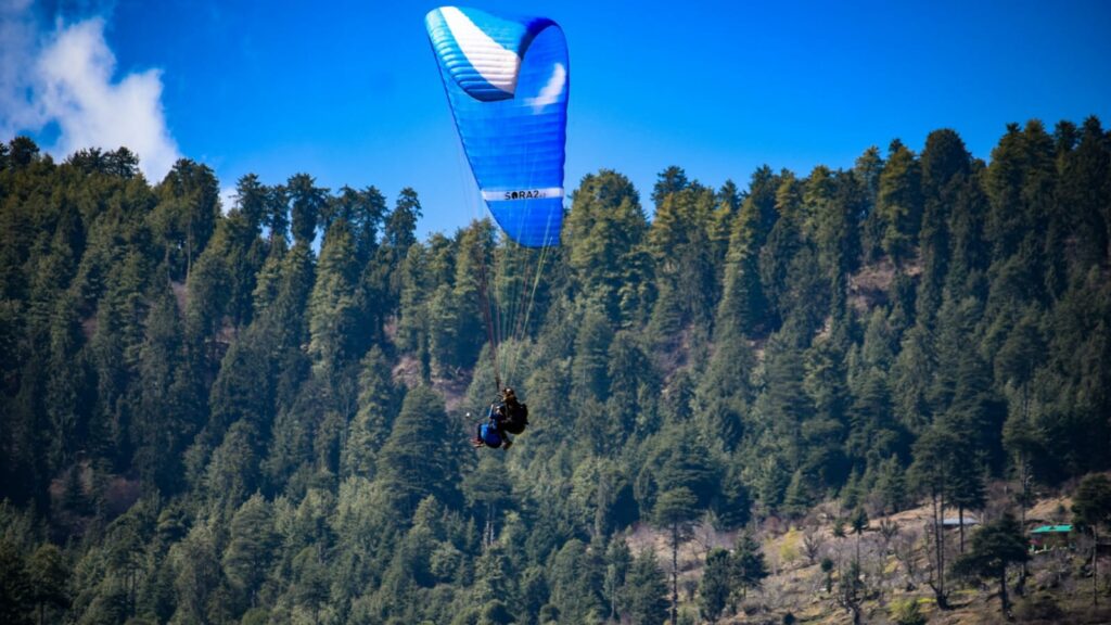 6 Best Places To Try Paragliding In India 2024