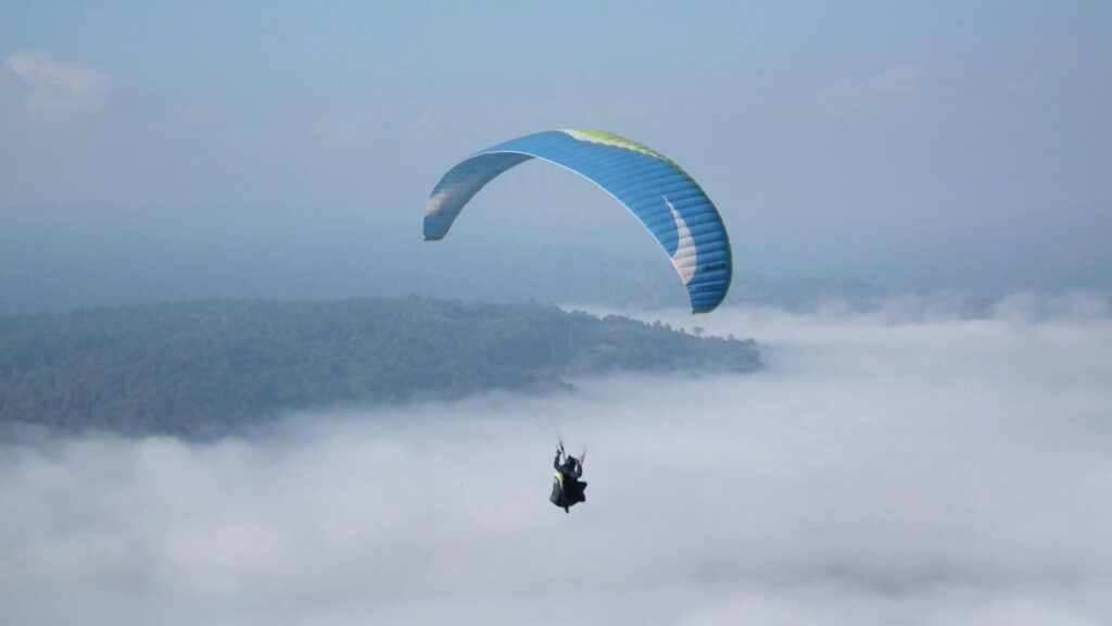 6 Best Places To Try Paragliding In India 2024